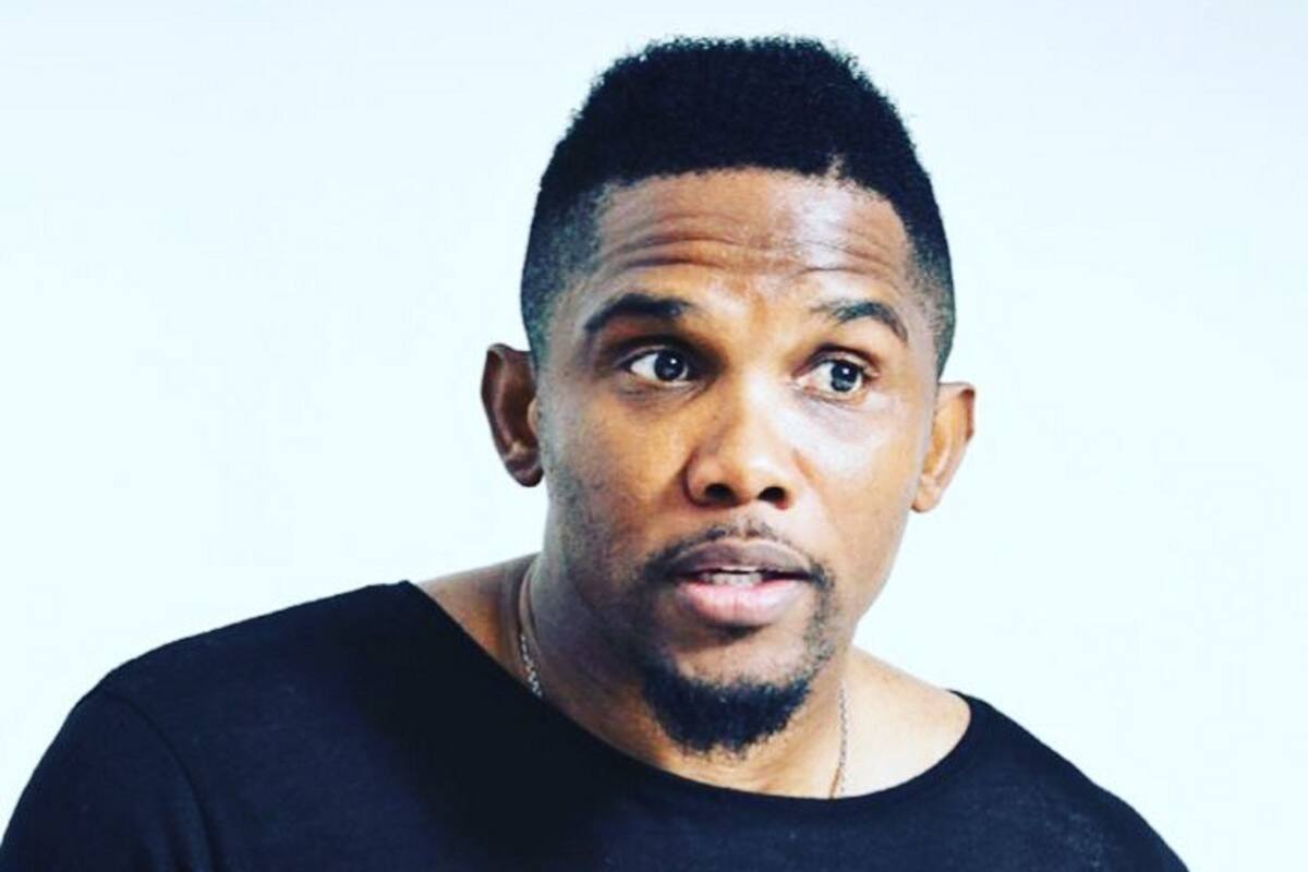 El exfutbolista camerunés Samuel Etoo criticó en sus redes sociales a dos profesores que debatían la prueba de una cura en ese continente.