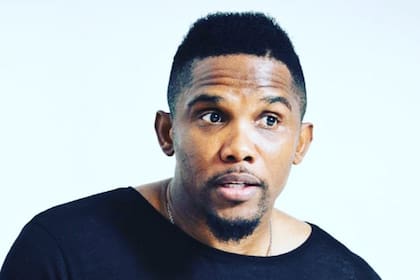 El exfutbolista camerunés Samuel Etoo criticó en sus redes sociales a dos profesores que debatían la prueba de una cura en ese continente.