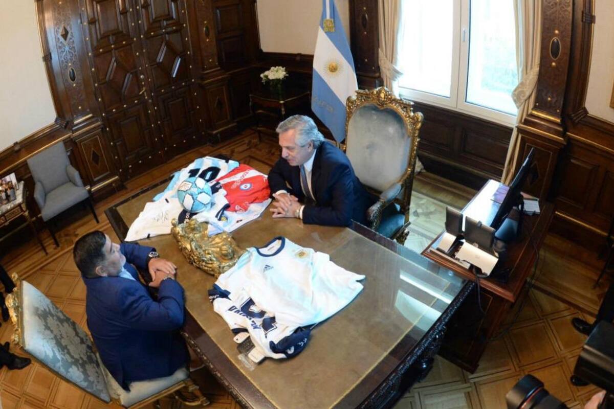 El exfutbolista conversa con el presidente de Argentina en el despacho de Fernández