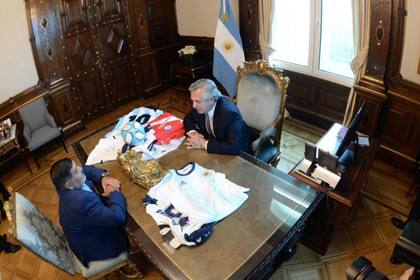 El exfutbolista conversa con el presidente de Argentina en el despacho de Fernández