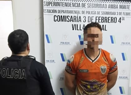 El exfutbolista fue acusado de robarle el arma a un policía