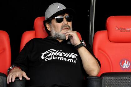 El exfutbolista fue intervenido quirúrgicamente esta mañana de la rodilla derecha, en una clínica privada de Olivos