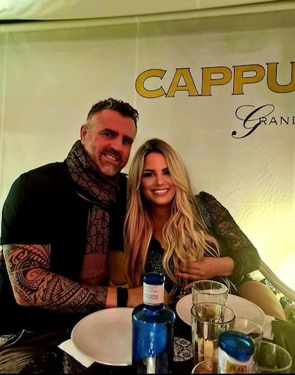 El exfutbolista Leonardo Biagini en la actualidad, con su pareja, Hagit