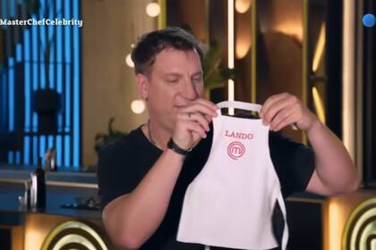 El exfutbolista recibió de regalo un mini delantal blanco con el nombre de su hijo (Foto: Captura de video / Telefe)