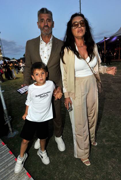 El exfutbolista y conductor Sergio Goycochea junto a su esposa, Ana Laura Merlo, y su nieto mayor, Valentino