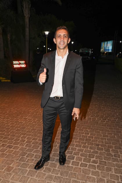 El exfutbolista y periodista deportivo José Chatruc eligió llevar un traje pero prefirió no llevar moño ni corbata