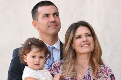 El exgobernador de Salta y la actriz vivirán en Sevilla junto a su pequeña hija, Isabelita