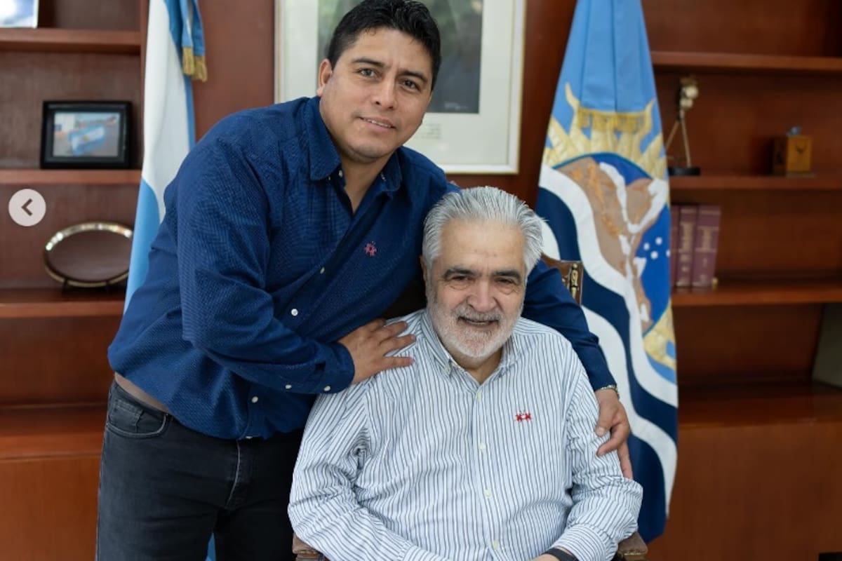 El exgobernador Sergio Acevedo, sentado en el despacho que supo ocupar entre 2003-2006 en una visita que realizó hoy al gobernador Claudio Vidal.