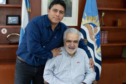 El exgobernador Sergio Acevedo, sentado en el despacho que supo ocupar entre 2003-2006 en una visita que realizó hoy al gobernador Claudio Vidal.