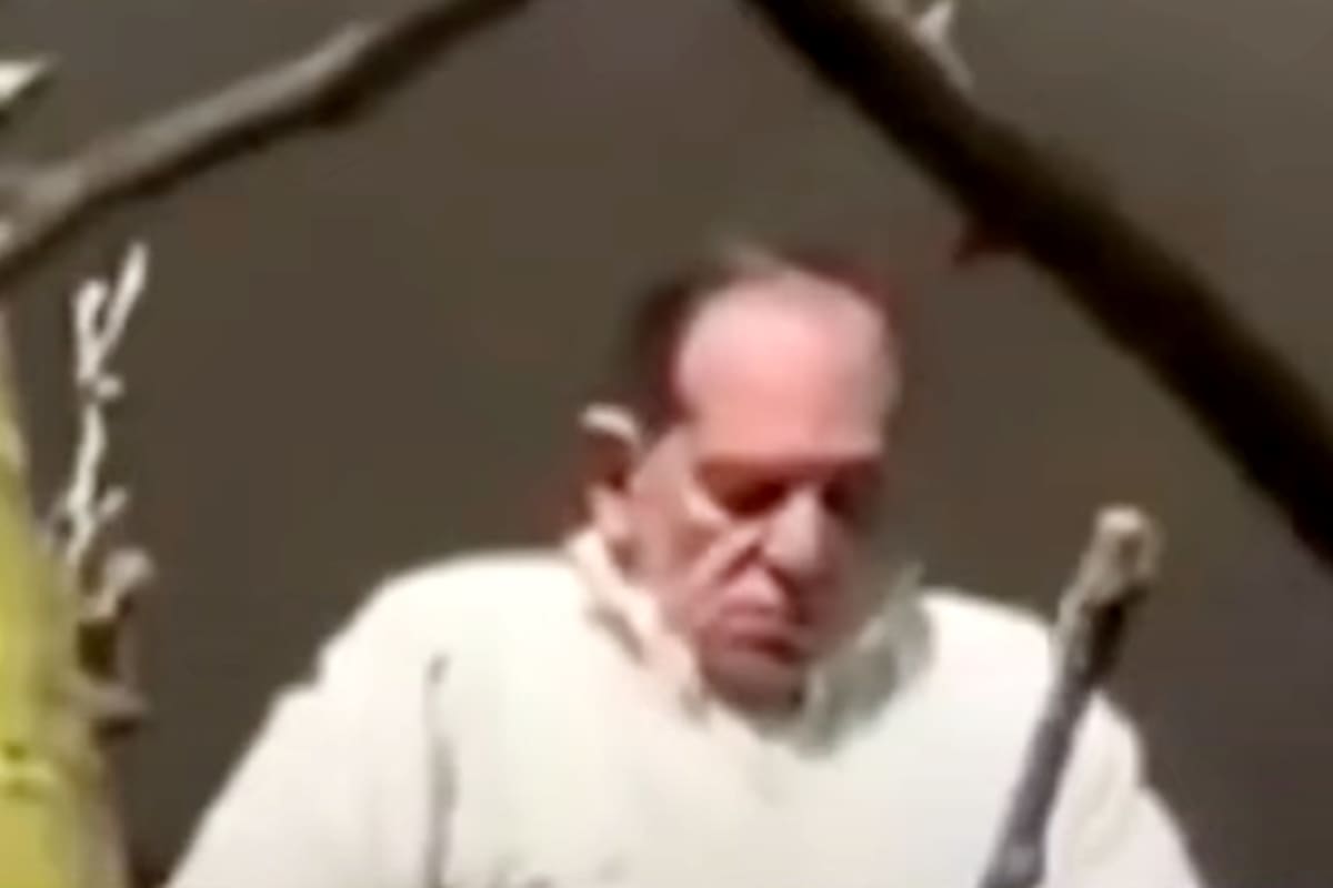 El exgobernador tucumano, José Alperovich, en el balcón de su departamento de Puerto Madero, donde cumple con su prisión domiciliaria