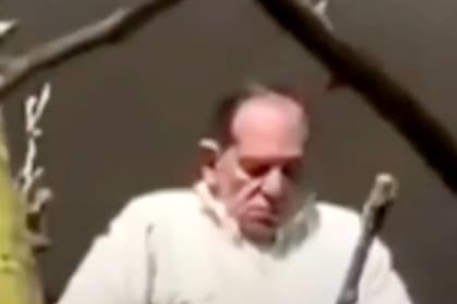 El exgobernador tucumano, José Alperovich, en el balcón de su departamento de Puerto Madero, donde cumple con su prisión domiciliaria