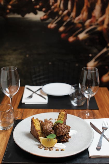 El éxito de cada plato se empieza a cocinar en el campo: crían a pastura y es común que a la mesa lleguen cortes de los animales mayores de cinco años.