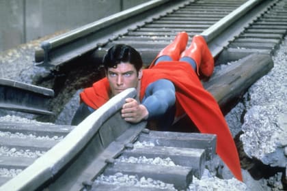 El éxito global de la saga de Superman abrió la puerta a la realización de Supergirl