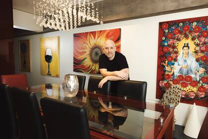 El exitoso director de teatro en el comedor de su casa, donde cada detalle tiene su sello.