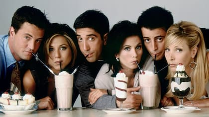 El exitoso elenco de Friends: Chandler Bing (Matthew Perry), Rachel Green (Jennifer Aniston), Ross Geller (David Schwimmer), Monica Geller (Courteney Cox), Joey Tribbiani (Matt LeBlanc) y Phoebe Buffay (Lisa Kudrow)