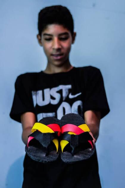 El exitoso mercado de chanclas que un niño de 14 años se inventó en Venezuela