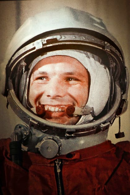 El exitoso vuelo de una órbita el 12 de abril de 1961 convirtió a Gagarin, de 27 años, en un héroe nacional y consolidó la supremacía soviética en el espacio hasta que Estados Unidos puso a un hombre en la luna más de ocho años después