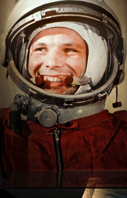 El exitoso vuelo de una órbita el 12 de abril de 1961 convirtió a Gagarin, de 27 años, en un héroe nacional y consolidó la supremacía soviética en el espacio hasta que Estados Unidos puso a un hombre en la luna más de ocho años después