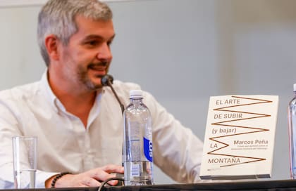 El exjefe de Gabinete Marcos Peña presentó su libro "El arte de subir (y bajar) la montaña" en la Feria del Libro, con la moderación de Juan Pablo Varsky en la sala V. Ocampo