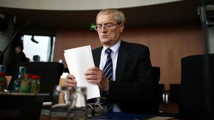 El exjefe de inteligencia exterior, August Hanning, fue arrestado después de que la policía que investiga el caso de Christina Block registrara su domicilio