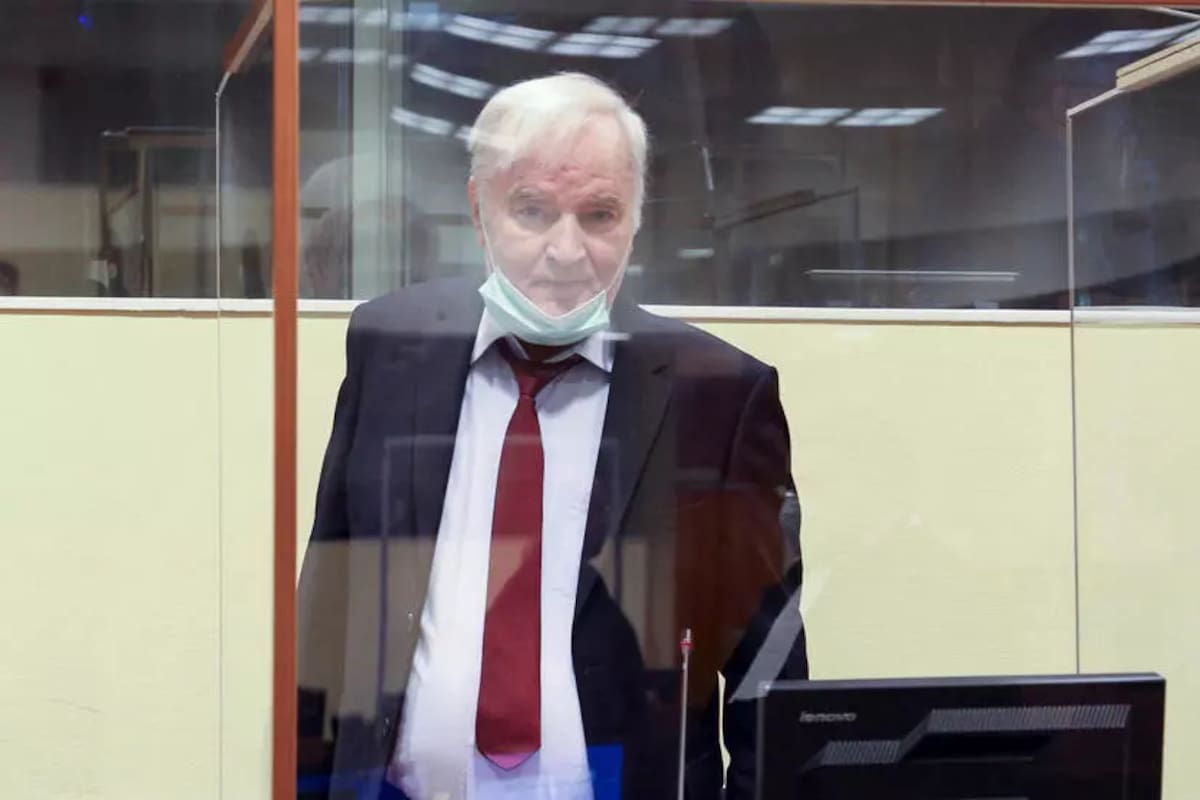 El exjefe militar serbobosnio Ratko Mladic, condenado a cadena perpetua, llega ante el tribunal internacional de la ONU en La Haya para apelar su condena, el 25 de agosto de 2020 "UN-IRMCT/Leslie Hondebrink-Hermer" UN-IRMCT/AFP/Archivos