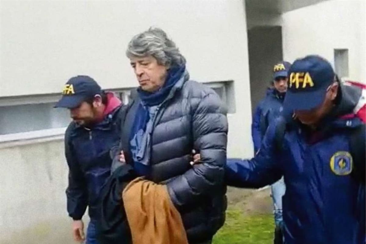 El exjuez César Melazo, ayer, al ser detenido por personal de la Policía Federal