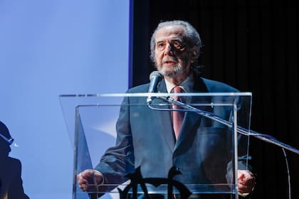 El exjuez de la Corte Suprema Juan Carlos Maqueda, al recibir "La pluma de honor" en la Academia Nacional de Periodismo