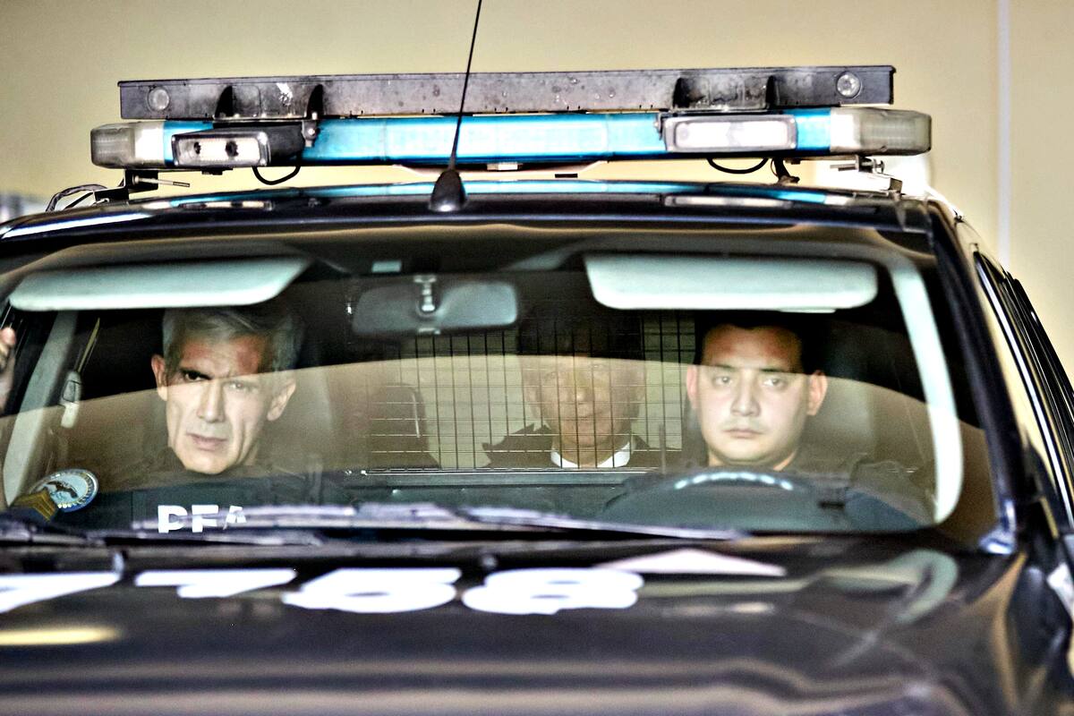 El exjuez federal Walter Bento, al salir de los tribunales federales de Mendoza