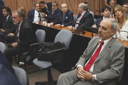 El exjuez Galeano en el juicio que lo condenó: en segundo plano, Carlos Menem