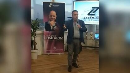 El exjuez Héctor Yrimia, en uno de los encuentros de Zoe convocados por Leonardo Cositorto
