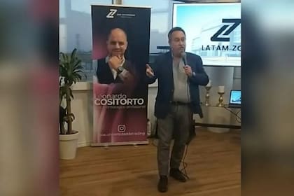 El exjuez Héctor Yrimia, en uno de los encuentros de Zoe convocados por Leonardo Cositorto
