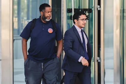 El exjugador de la NBA Damon Jones (izquierda) abandona la corte en Las Vegas, el jueves 23 de octubre de 2025 (Benjamin Hager/Las Vegas Review-Journal via AP)