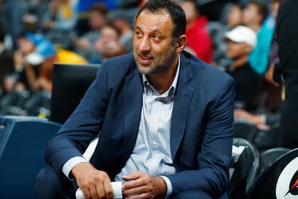 El exjugador de la NBA Vlade Divac se fractura la cadera en accidente de moto en Montenegro