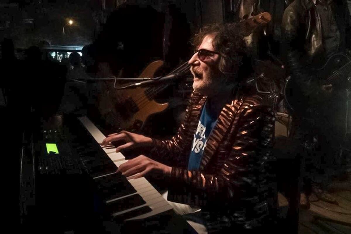 El exlíder de Serú Girán repasó parte de su repertorio en un show que duró 40 minutos