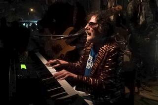 Charly García tocó el viernes, de sorpresa, en una cervecería uruguaya