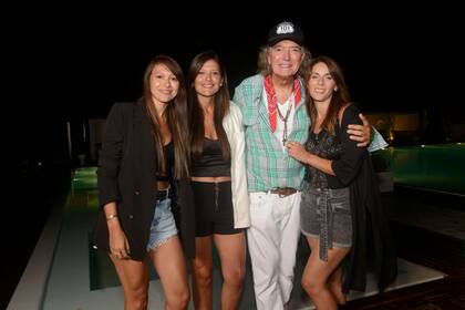 El exmánager junto a Shirli Ojeda, Ivana González y Vanesa González.
