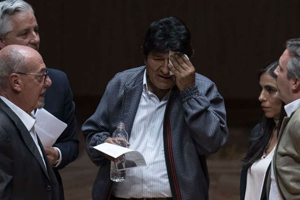 El exmandatario boliviano daba una conferencia cuando un grupo de connacionales residentes en México ingresó al recinto con pancartas y gritos
