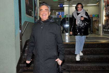 El exmarido de Cecilia Milone y su actual pareja fueron los últimos en salir del teatro, luego de que todos los artistas y el público se retiraran del lugar; la pareja se mostró sonriente frente a las cámaras