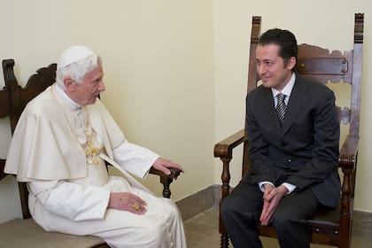 El exmayordomo del Vaticano Paolo Gabriele se reúne con el papa Benedicto XVI en la prisión de la Ciudad del Vaticano, el 22 de diciembre de 2012