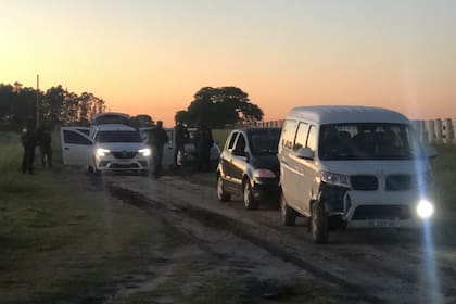 El exministro de Agricultura Luis Miguel Etchevehere informó que esta mañana que seis autos abandonaron el predio ocupado
