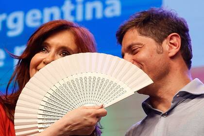 El exministro de Economía kirchnerista y su alma mater, Cristina Fernández, anoche, en el escenario de la victoria del Frente de Todos
