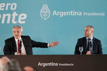 El exministro de Economía Martín Guzmán reapareció para celebrar logros de la gestión; en esta foto, junto a Alberto Fernández (Archivo)