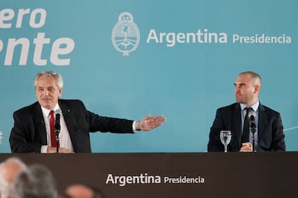 El exministro de Economía Martín Guzmán reapareció para celebrar logros de la gestión; en esta foto, junto a Alberto Fernández (Archivo)