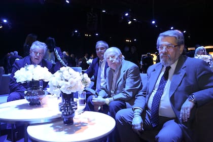 El exministro del Interior, Carlos Corach, y su hermano, Gregorio Corach, juez de la Cámara Nacional de Apelaciones del TRabajo en la presentación del documental de Raúl Alfonsín “Ahora Alfonsín: 40 años de democracia" en La Rural