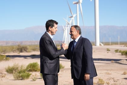 El exministro del Interior Eduardo "Wado" de Pedro, junto al gobernador de La Rioja, Ricardo Quintela, con el parque eólico que generó la deuda de la provincia