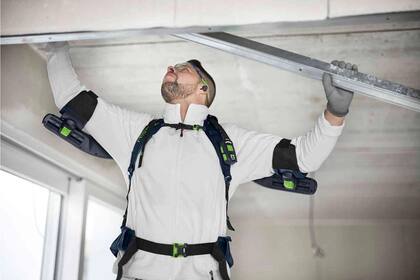 El exoesqueleto ExoActive de Festool facilita el trabajo de albañilería al ofrecer un soporte activo y regulable para el cuerpo del usuario