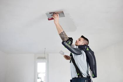 El exoesqueleto ExoActive de Festool facilita el trabajo de albañilería al ofrecer un soporte activo y regulable para el cuerpo del usuario