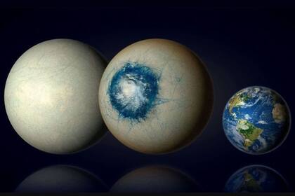 El exoplaneta templado LHS 1140 b podría ser un mundo completamente cubierto de hielo (izquierda) similar a la luna Europa de Júpiter o ser un mundo helado con un océano subestelar líquido y una atmósfera nublada (centro). Datos del telescopio espacial Webb -combinados con otros anteriores de sus homólogos Spitzer, Hubble y TESS- han revelado un prometedor mundo de hielo o agua similar a una supertierra. POLITICA INVESTIGACIÓN Y TECNOLOGÍA B. GOUGEON/UNIVERSITÉ DE MONTRÉAL
