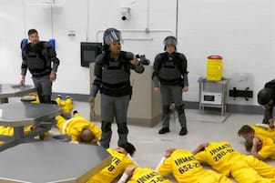 Qué fue el experimento Stanford y por qué causa polémica que Netflix haga un “reality” carcelario basado en él