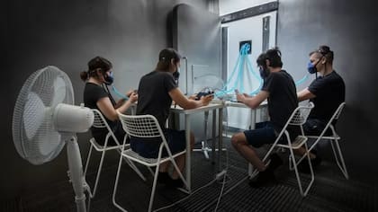 El experimento se hizo en una cámara de acero inoxidable y se controló desde la ropa hasta la pasata de dientes que usaron los participantes